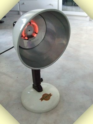 the Dr. Mueller Solarmed was a therapeutic heat lamp fitted with a quartz tubular only