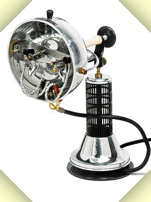 the Original Hanau Kleinen Künstlichen Höhensonne was ignited by tilting the assembly with a turning knob at the backside of the reflector